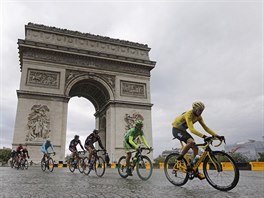 KOLEM VTZNHO OBLOUKU. Momentka ze zvren etapy Tour de France