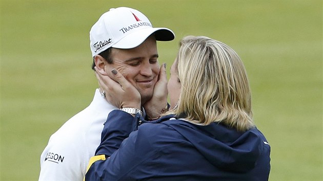 Zach Johnson pijm gratulaci od sv eny - prv vyhrl British Open.