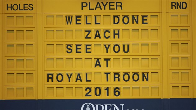 VZKAZ PRO VTZE. Zach Johnson ovldl British Open a mohl se potit i tmto milm gestem.