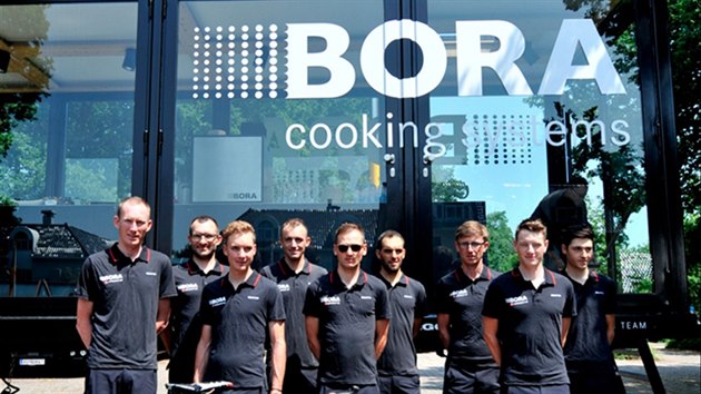Cyklist tmu Bora-Argon ped originln kuchyn, kter je doprovz na Tour de France.