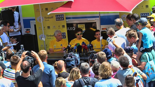 Hlavn postavy stje Tinkoff-Saxo si povdaj s novini. Zleva: majitel Oleg Tikov, Peter Sagan a Alberto Contador.