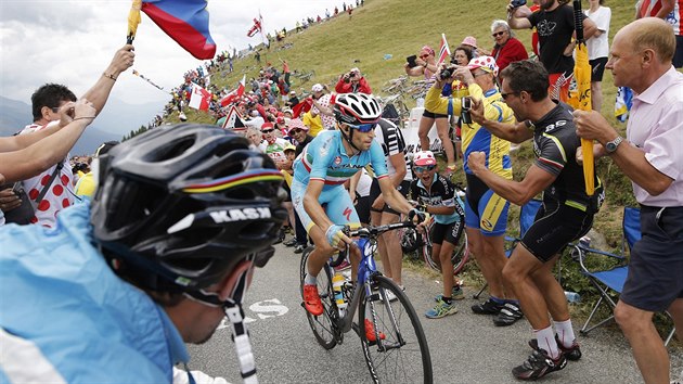 Vincenzo Nibali mezi nadenmi fanouky. Italsk cyklista si jede pro triumf v 19. etap Tour de France.