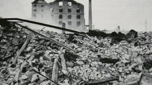 Ruiny cukrovaru v Krsnm Bezn po explozi munice v ervenci 1945.
