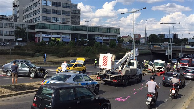 Nehoda dodvky a dvou osobnch aut zablokovala dopravu na nbe kapitna Jaroe pod Hlvkovm mostem v Praze. (21.7.2015)