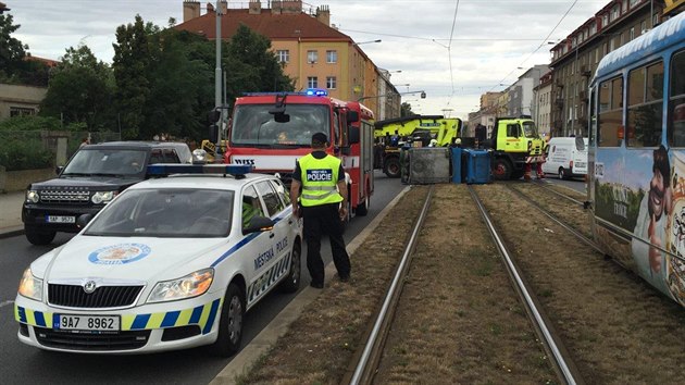 Pi nehod tramvaje a multikry v ernokosteleck ulici se auto pevrtilo na bok (28.7.2015)