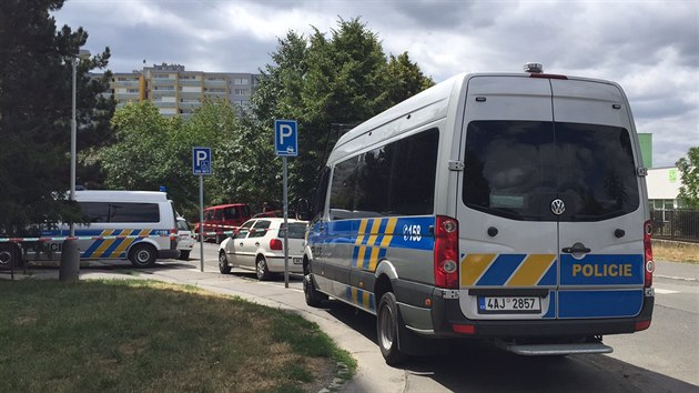 Kriminalist v Kukelsk ulici v praskm Hloubtn e podezel mrt eny, kter byla nalezena na balkon jednoho z byt (29.7.2015)