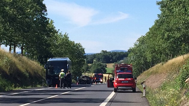 U obce Strun na Karlovarsku se eln srazilo osobn auto a autobus.