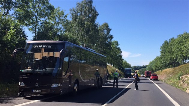 U obce Strun na Karlovarsku se eln srazilo osobn auto a autobus.