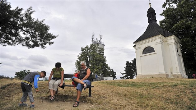 Strn vrch s kaplikou a vodojemem je dky vhledu oblbenm mstem vychzek Teban. Od z zde budou moci vystoupat na vyhldkovou ploinu na vrcholu bval vodrensk ve (v pozad).