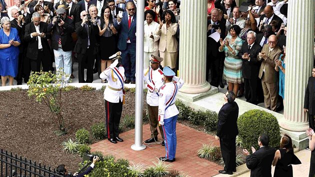 Kuba po 54 letech otevela ve Washingtonu svou ambasdu. Ceremonii pihlelo vce ne 500 lid (20. ervence 2015).