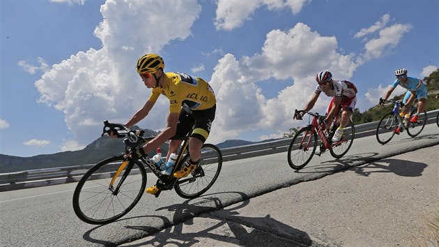Britsk cyklista Chris Froome ve lutm dresu vede v 17. etap Tour de France skupinu hlavnch favorit.