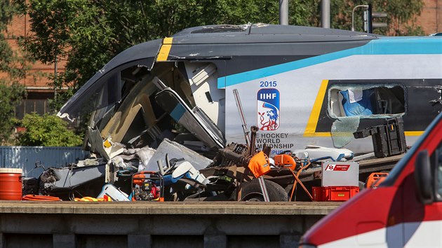 Ve Studnce na Novojinsku se srazilo pendolino s nkladnm autem. Pi nehod se zranilo asi dvacet lid, ti z nich nepeili, dalch nkolik lid bylo zranno tce. (22. ervence 2015)