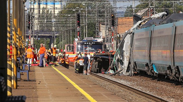 Ve Studnce na Novojinsku se srazilo pendolino s nkladnm autem. Pi nehod se zranilo asi dvacet lid, ti z nich nepeili, dalch nkolik lid je zranno tce. (22. ervence 2015)