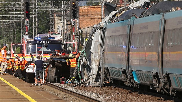 Ve Studnce na Novojinsku se srazilo pendolino s nkladnm autem. Pi nehod se zranilo asi dvacet lid, ti z nich nepeili, dalch nkolik lid je zranno tce. (22. ervence 2015)