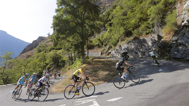 Cyklist plhaj do kopce po francouzsk silnice Les Lacets de Montvernier bhem osmnct etapy Tour de France. (23. ervence 2015)
