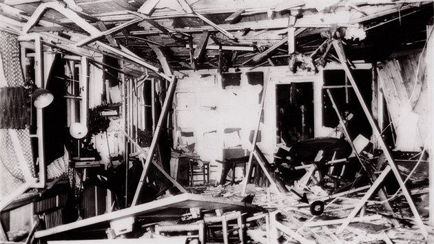 Mohutn vbuch vyrazil okna i dvee a mstnost prakticky zdemoloval. Hitler, kter stl nedaleko nloe (oznaeno kroukem v pravm dolnm rohu), neml pet.