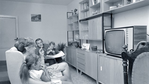 Rodina Novkova v obvacm pokoji ve svm byt na sdliti Skalka v praskch Stranicch. (9. z 1971)