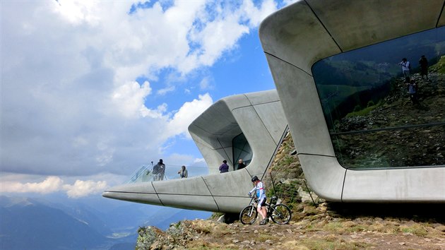 Horsk muzeum Messner Mountain Museum Corones stoj na vrcholu italskho Kronplatzu. Stny, stropy a dal prvky novho muzea jsou odlit z betonu. Stavba vsazen do vrcholu kopce m panoramatick okna a terasu, ze kter si nvtvnci mou vychutnat velkolep vhled od Zillertalskch Alp pes Ortler a po Dolomity.