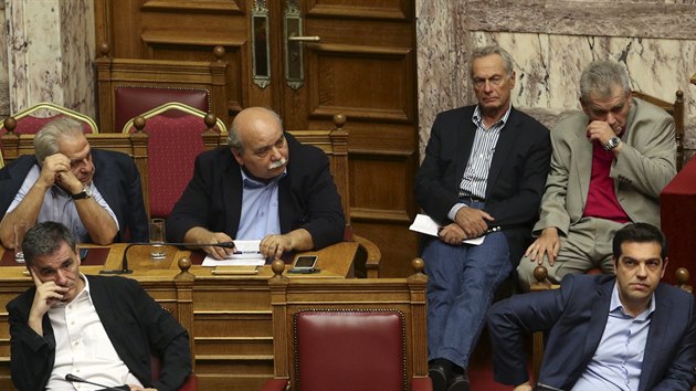 et poslanci jednali o balku reforem. Na snmku vpravo dole sed premir Alexis Tsipras, vlevo ministr financ Euclid Tsakalotos (22. ervence 2015).