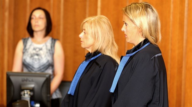 Advoktka Davida Ratha Marcela Ondejov (v talru vlevo) a obhjkyn Lucie Novansk Barbora Barcelov (23. ervence 2015)