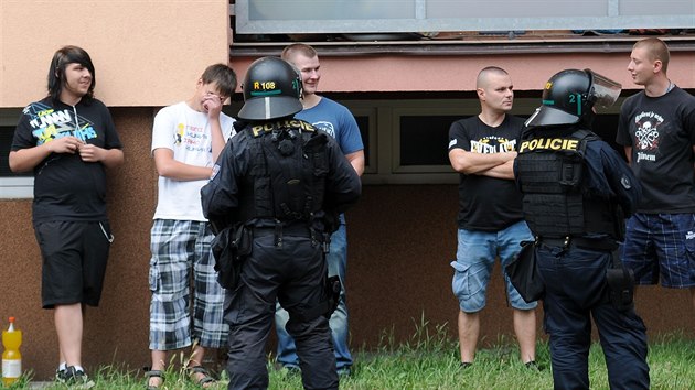 Policie zadrela v Ostrav est destek odprc uprchlk, kte blokovali dopravu (25. ervence 2015).
