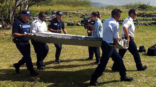 Na Runionu nali lomek kdla. Vyetovatel budou zkoumat, zda pochz z letu MH370 (29. ervence 2015).