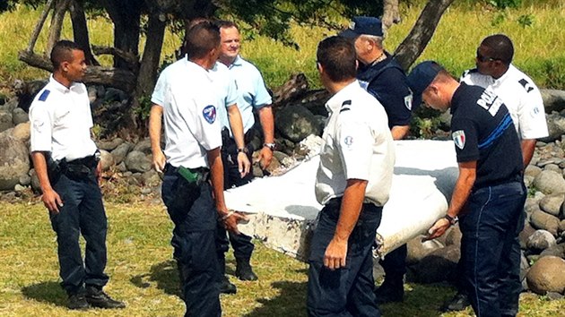 Na Runionu nali lomek kdla. Vyetovatel budou zkoumat, zda pochz z letu MH370 (29. ervence 2015).