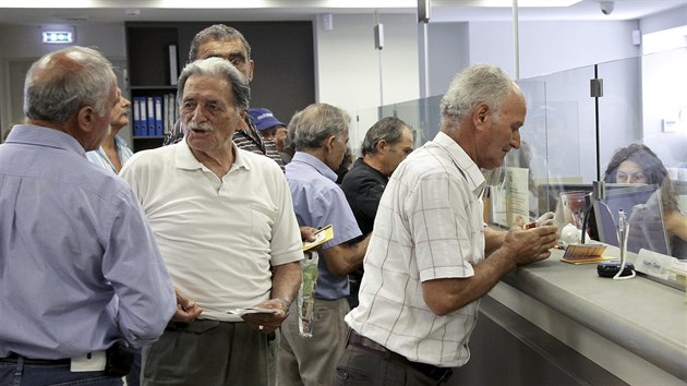 Klienti u pepek Piraeus Bank v Heraklionu na Krt (20. ervence 2015).