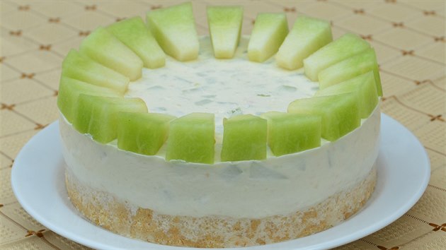 Dekorovn dortu kostkami melounov duniny je velice jednoduch a pitom efektn. Dort podvejte studen - i lehce zmrzl - hned po dozdoben.