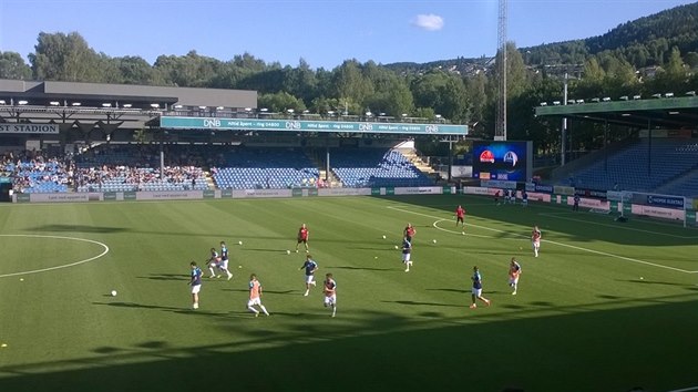 Boleslavt fotbalist se rozcviuj ped odvetou 2. pedkola Evropsk ligy proti Strmsgodsetu v norskm Drammenu.