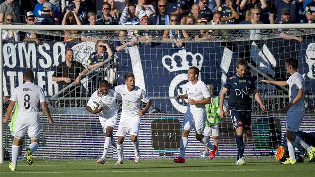 Mladoboleslavt fotbalist se raduj z glu Alee ermka (tet zleva) na hiti norskho Strmsgodsetu. Vyhrli 1:0, ale na postup to nestailo.