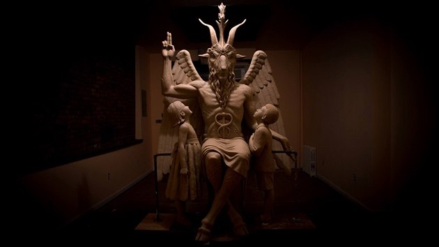 Dva a pl metru vysokou sochu Bafometa odhalili v Detroitu amerit satanist.