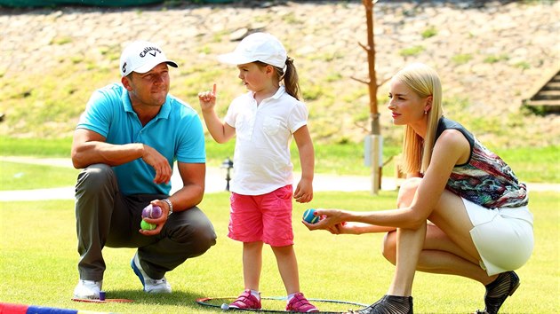 Markta Diviov-Fuxov s dcerou Natlkou a golfovm trenrem.