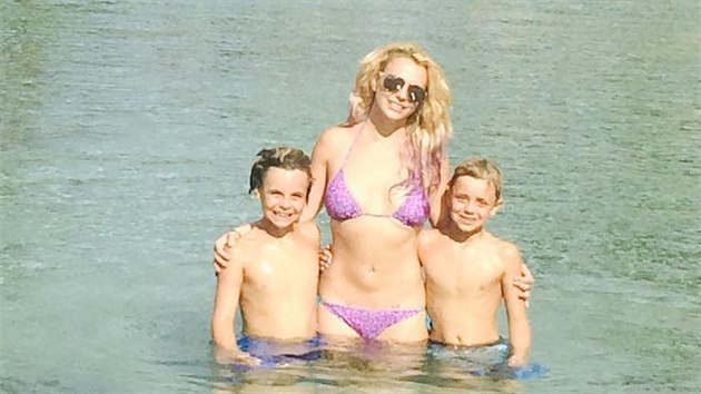 Britney Spears pedvedla na Havaji tlo v bikinách.