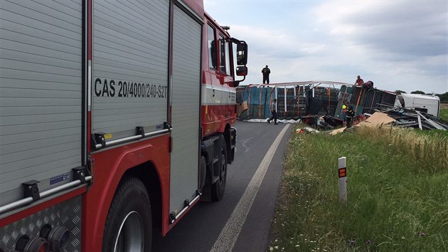 Vn dopravn nehoda u Mlad Boleslavi, pi kter se pevrtil nklak na auto. Pod vozem zstaly dv dti a jejich otec.