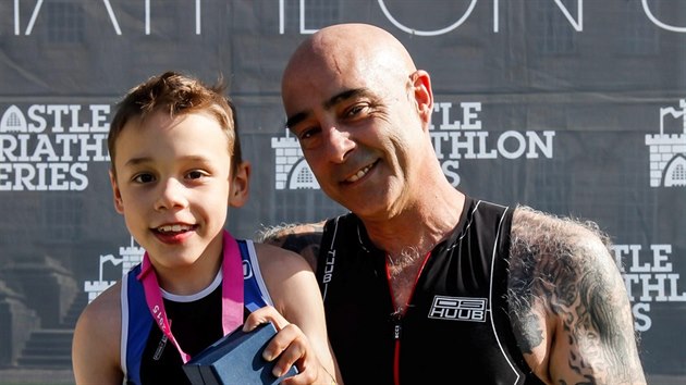 Osmilet Bailey Matthews dokonil po mozkov obrn svj prvn triatlon.