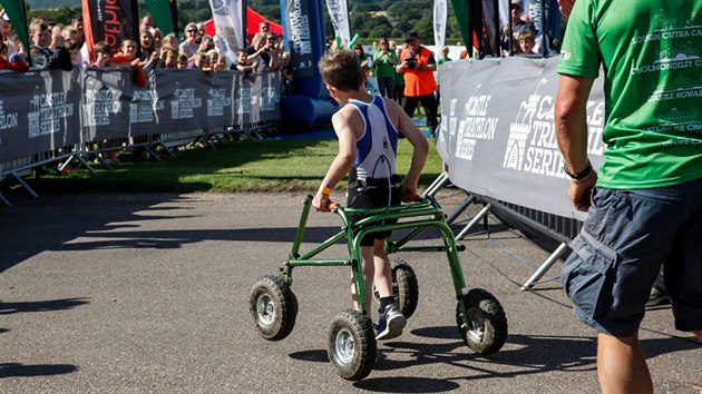 Osmilet Bailey Matthews dokonil po mozkov obrn svj prvn triatlon.