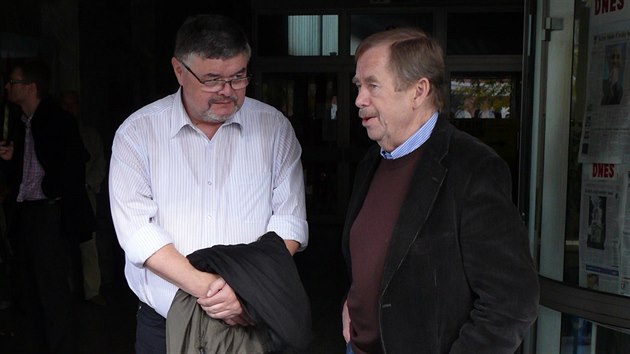 Ladislav Zeman a Vclav Havel ped hradeckm kinem Central.
