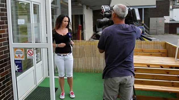 Vvaovna firmy ZRTAS sdl v Plzni na Borech. Bhem ptku a vkendu onemocnly destky lid, kte sndli zde pipraven pagety. V pondl na mst natela esk televize. (27. ervence 2015)