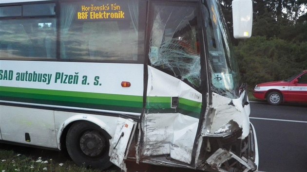 Kvli stetu osobnho auta s autobusem a cyklistou byla nkolik hodin uzavena hlavn silnice mezi Stodem a Holovem. (27. ervence 2015)