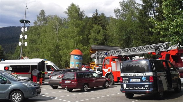 V bavorskm msteku Bodenmais pomhali et zchrani u porouchan lanovky na vrch Silberberg. Sedakov lanovka uvznila ve vzduchu pes ticet lid. (28. ervence 2015)