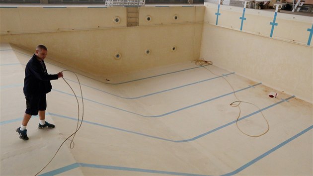 V Chebu pokračuje rekonstrukce plaveckého bazénu.