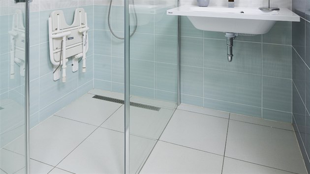 Sprchov kouty s odtokovm lbkem v podlaze  jsou bezbarirov,  vhodn je doplnit je i sklopnm sedtkem.