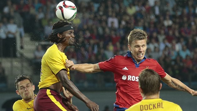 Sparan Costa Nhamoinesu  hlavikuje ped brncm Pontusem Wernbloomem z CSKA Moskva.