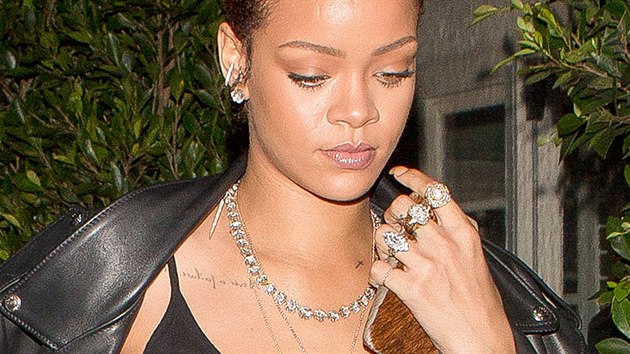 Zpvaka Rihanna si pod koenou bundu oblkla prhledn ern tlko.