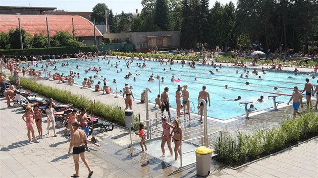 Pohled na bazén a atrakce venkovního letního areálu olomouckého plaveckého stadionu.