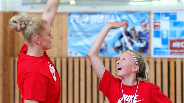 HIGH FIVE. Nkdej juniorsk mistryn svta Tereza Brantlov (vlevo) jezd do Kralup trnovat u tradin.