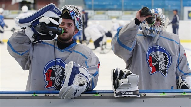 Momentka z trninku plzeskch hokejist, na snmku jsou branki: vlevo Patrik Polvka, vpravo pak Matj Machovsk.