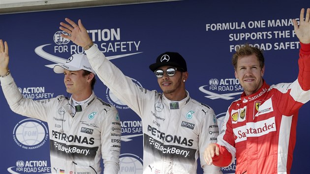 TI NEJRYCHLEJ. Kvalifikaci na Velkou cenu Maarska opanoval Lewis Hamilton (uprosted), druh dojel  Nico Rosberg (vlevo) a tet byl Sebastian Vettel.