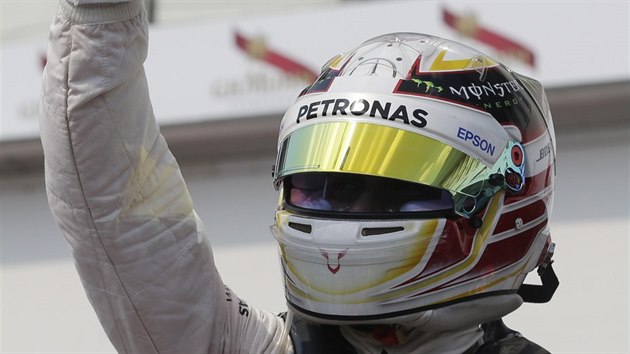 Lewis Hamilton mv fanoukm, ovldl kvalifikaci na Velkou cenu Maarska.